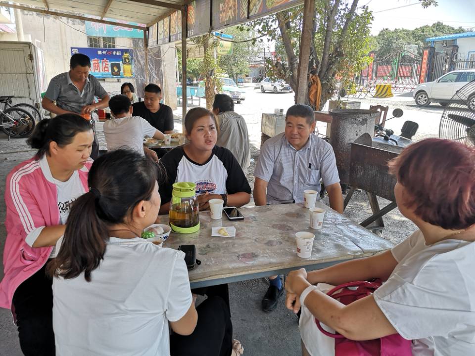 今年夏天，天业集团帮扶禹香燕家庭的小组成员在商量开饺子馆事宜。.jpg